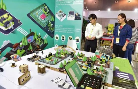 　　2016年11月18日，2016中国义乌国际装备博览会现场，来自北京的参展商展示了中国青少年机器人互联创客教育体系造型。图/CFP