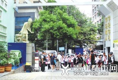 家长们等在校门口接孩子。