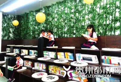 花果园第三小学，进入校园还没到上课时间，孩子们自行阅读。