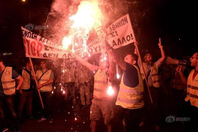 希腊军警游行 抗议削减退休金