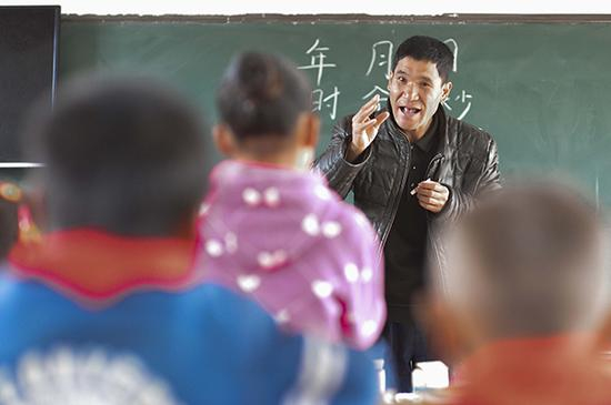 杨雄在给孩子们上课。 视觉中国 资料图