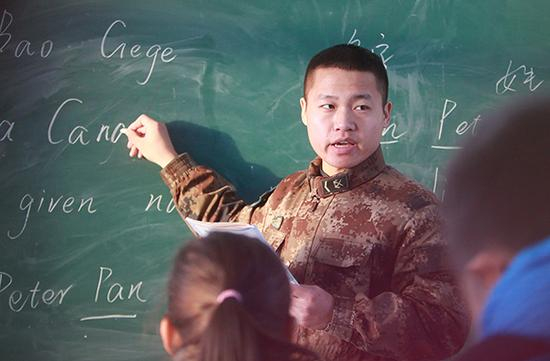 　　2015年12月，黑龙江漠河，一大早，“兵”老师葛洪霖准时站在北红小学三年级的讲台上。 视觉中国 资料图