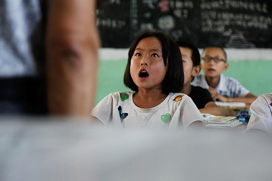 手术后刚能自由行动的陈老师就主动要求回学校上课。 视觉中国 资料图