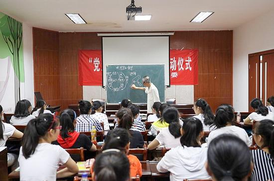 关塽为初一学生上物理课。 东方IC 资料图