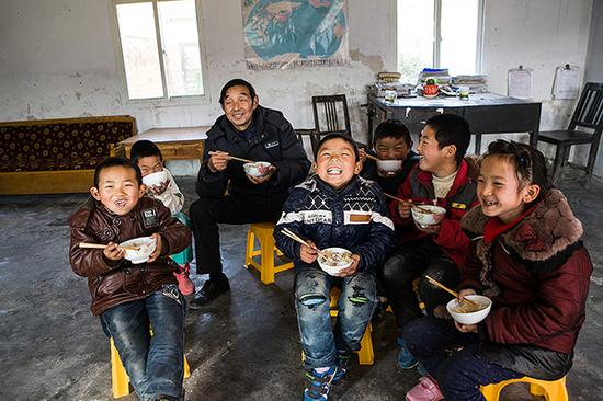 彭祖明和他的6个学生正在吃午饭。 视觉中国 图