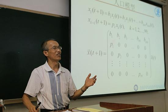 周义仓教授在课堂上。 视觉中国 图