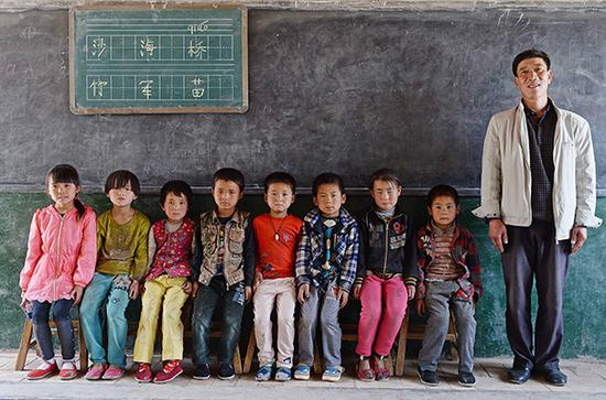 2016年5月20日，代课老师杨军成和他的8名学生。 视觉中国 资料图