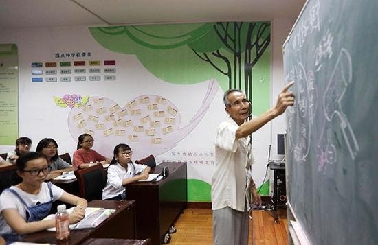 2017年7月23日，退休教师关塽为初一学生上物理课。 东方IC 资料图