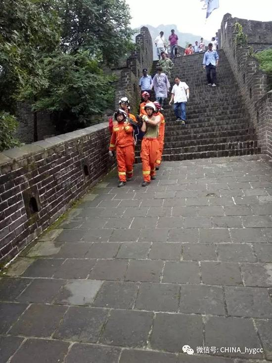 景区工作人员陪同伤者和家属下山