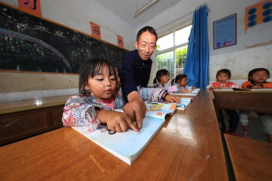 杨绍书正在教学生读汉字。 视觉中国 资料图