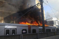 东京拳馆起火 殃及行驶列车
