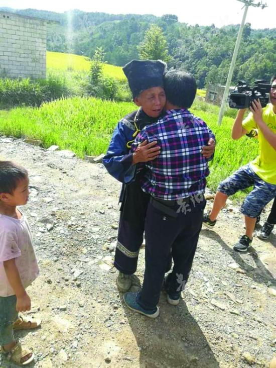 时隔40年，母子再相聚。本文图片 贵州都市报