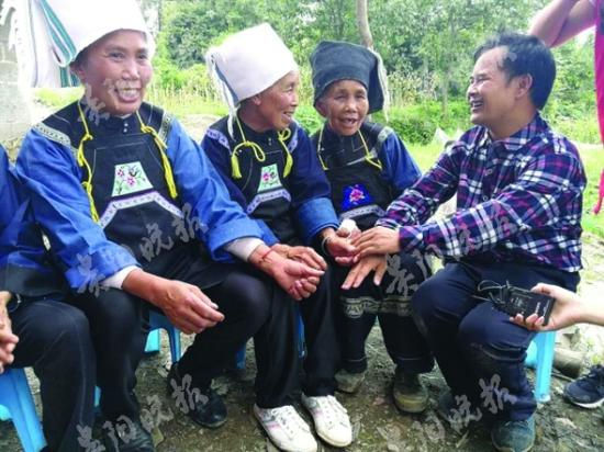 与亲人拉家常。