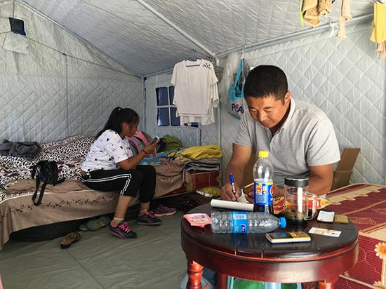 让秋久给上初中的女儿签字。