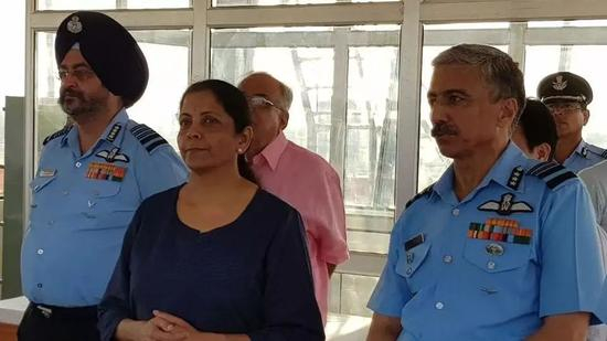 尼尔马拉·西塔拉曼（左二）拒绝给中国和巴基斯坦所构成威胁的严重性评级。（《印度斯坦时报》）