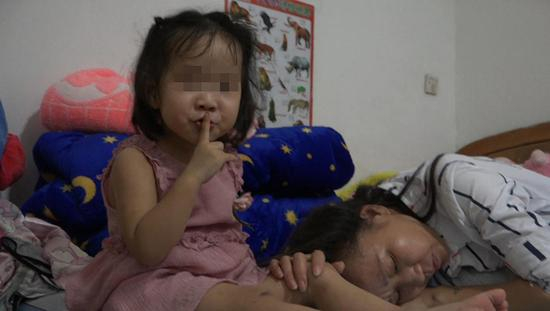 依依示意不要说话，怕吵到妈妈。 &nbsp;澎湃新闻记者 朱莹 图