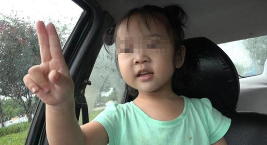 依依对着镜头比“耶”。&nbsp; 澎湃新闻记者 朱莹 图