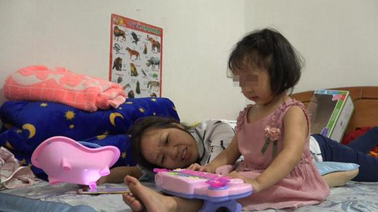 依依弹琴给妈妈听。&nbsp; 澎湃新闻记者 朱莹 图