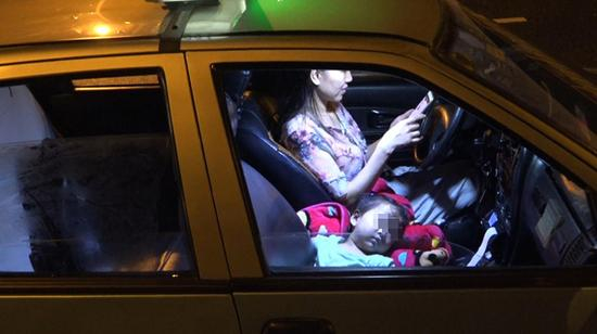 凌晨4点多，李少云还在出车，依依在车上睡着了。 &nbsp;澎湃新闻记者 朱莹 图