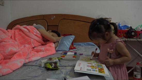 午饭后，李少云补觉，依依一个人在旁边画画。 &nbsp;澎湃新闻记者 朱莹 图