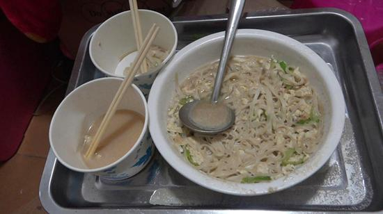 为了省钱，李少云只点了碗面条，这是她和依依一天的食物。 &nbsp;澎湃新闻记者 朱莹 图