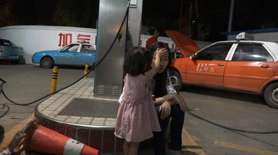 依依摸妈妈的头，看她有没发烧。 &nbsp;澎湃新闻记者 朱莹 图