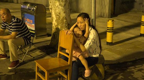 依依抱着妈妈的头，安慰她。 &nbsp;澎湃新闻记者 朱莹 图