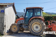 文在寅故居被拖拉机堵门