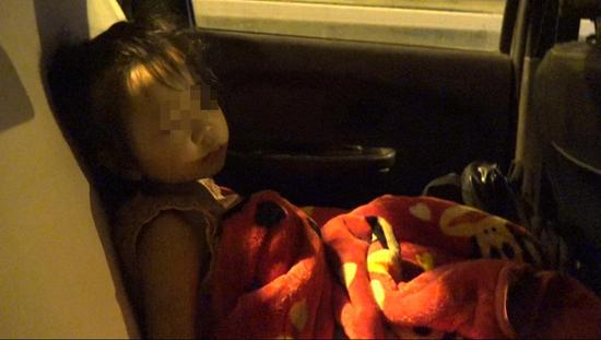凌晨十二点，依依困意袭来，在车上睡着了。 &nbsp;澎湃新闻记者 朱莹 图