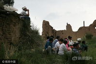 长城脚下葬礼:烽火台与老人