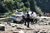 落石砸车2死 孕妇死前护住胎儿