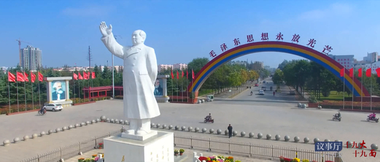 村中矗立着毛主席像