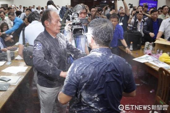国民党强力杯葛“前瞻”，搬出水球、面粉。（图片来源：台湾东森新闻云）