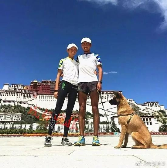 9月16日晚，伊伊和侨北带着马拉坐上了回家的汽车，在路上，伊伊为记者讲述了这一路的故事。