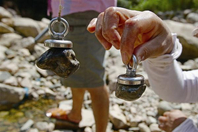 温州上百人涌河滩用磁铁寻宝