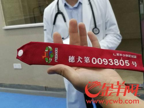 　　广州警方联合城管等部门开展养犬整治联合执法行动，许多市民自觉为爱犬登记，为爱犬领取狗牌、狗证及专属“身份证号”。