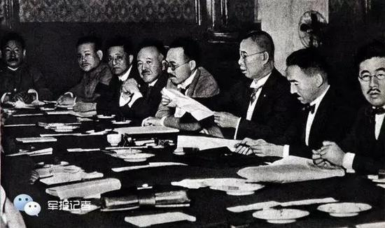 　　1927年6月27日至7月7日，日本首相田中义一在东京主持召开“东方会议”，制定《对华政策纲要》，确立先占领中国东北、内蒙古进而侵占全中国的侵略扩张政策。图为会议现场。 本文图片均来自“军报记者”微信公众号
