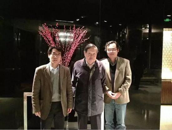 　　图1 杨振宁先生与薛其坤（左）、王亚愚（右）合影。 &nbsp;本文图均为 微信公众号：中国物理学会期刊网 图