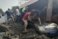 泥头车侧翻 小车被埋致2人死亡