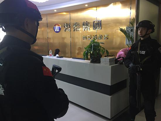 西安新城警方在“海泰集团西安形象店”内抓获40名涉嫌“荐股”诈骗人员。澎湃新闻记者 王健 图