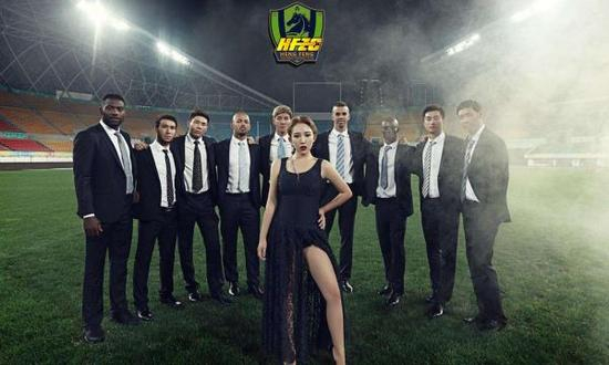 文筱婷和球队拍摄写真大片。