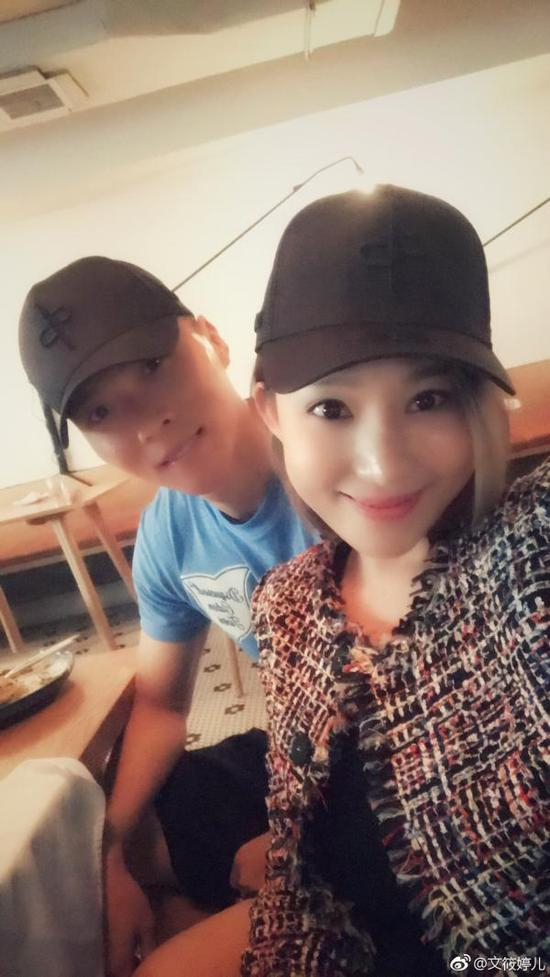 文筱婷和国脚于大宝合影。