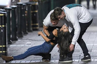 英国大学新生开学夜 醉鬼满街