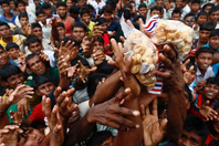 孟加拉国：罗兴亚难民靠争抢救