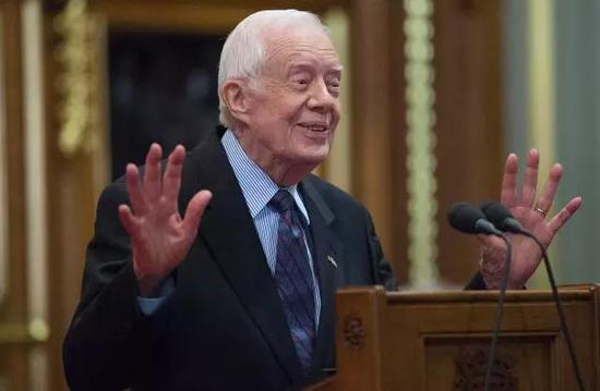 好吧，人家一场演讲几十万美元就收入囊中了，你还有什么理由不努力——