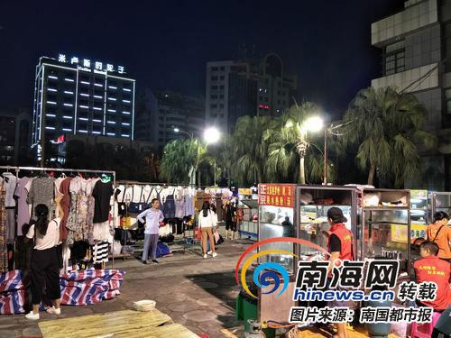 海口市金盘路附近的摊贩。