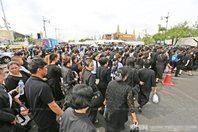 泰国皇宫外排的队越来越长了