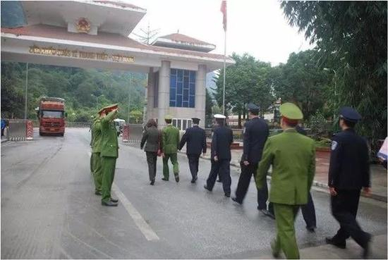 警方会谈后出境