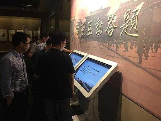 观众在互动答题区体验答题。