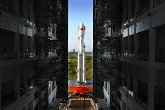 　　4月17日，我国自主研发的首艘货运飞船天舟一号与长征七号遥二运载火箭等飞行产品于17日完成了总装测试等技术区各项工作，并在10时左右转运至发射区。4月20日19时41分35秒在海南文昌航天发射中心由长征七号遥二运载火箭成功发射升空， 并于4月27日成功完成与天宫二号的首次推进剂在轨补加试验，这标志着天舟一号飞行任务取得圆满成功。视觉中国供图（资料图片）